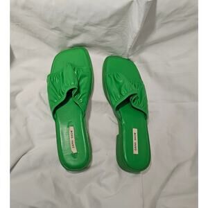 Dapai show green slides. Good Used condition approximately size 8